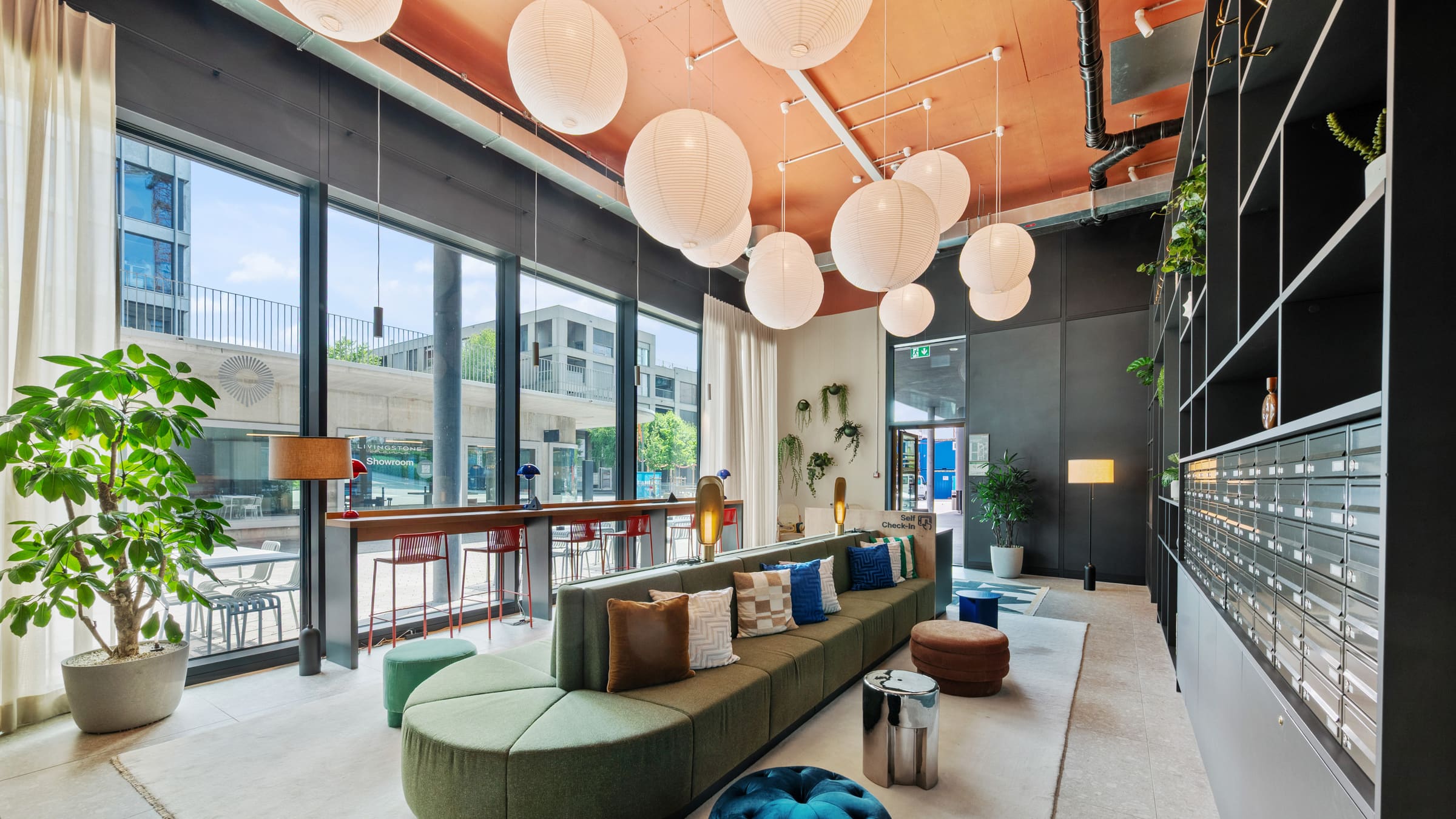 Welcome Area mit Lounge im ariv by ALPAMI in Cham bei Zug
