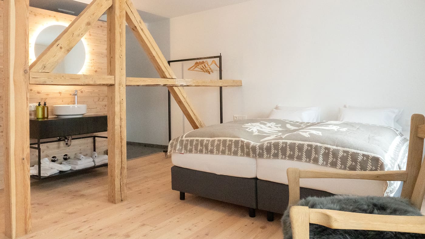 Doppelzimmer mit Holzbalken im Gerhardhof by ALPAMI in Tirol
