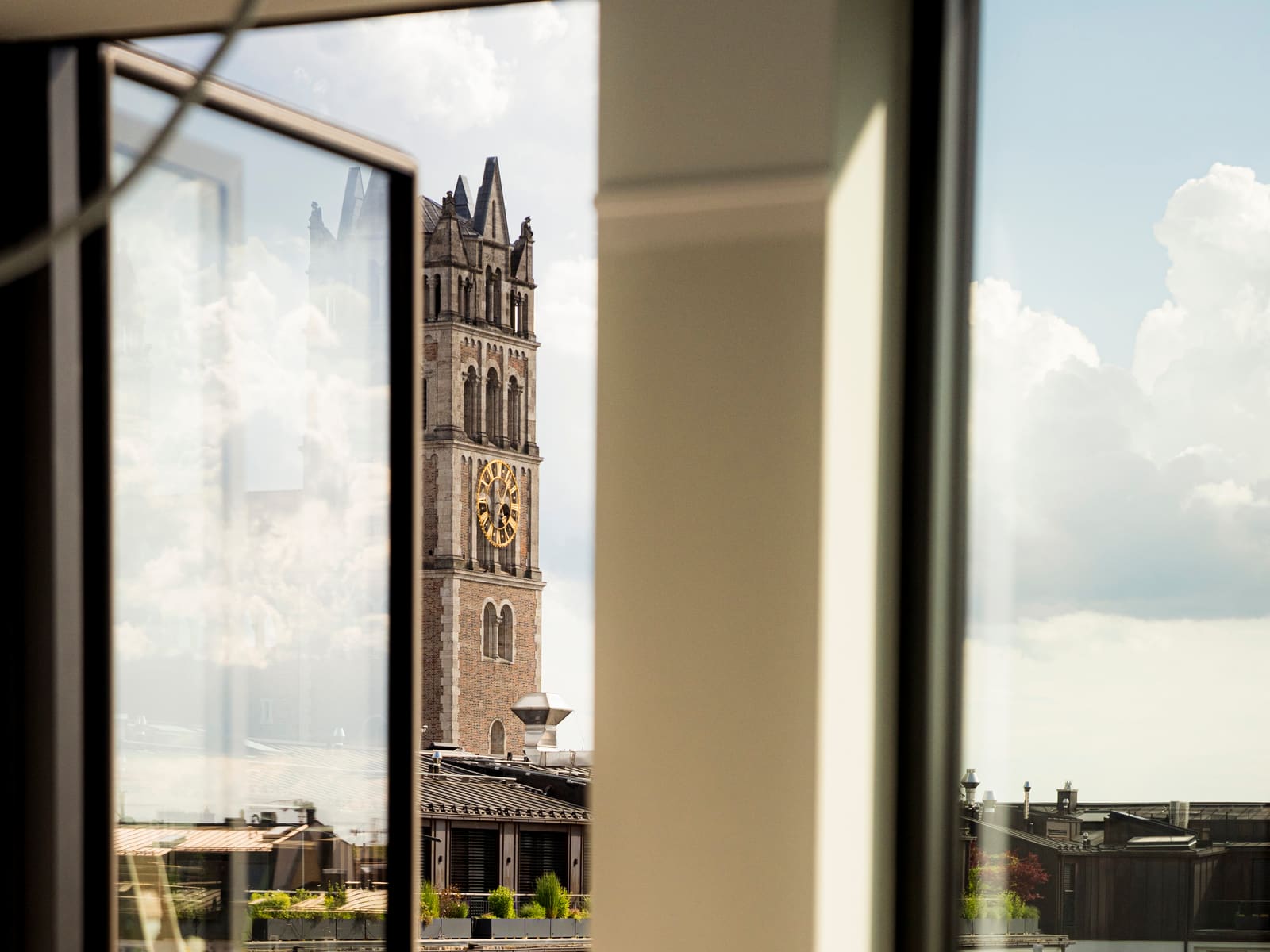 Blick aus dem Zimmer auf den Turm der Maximilianskirche