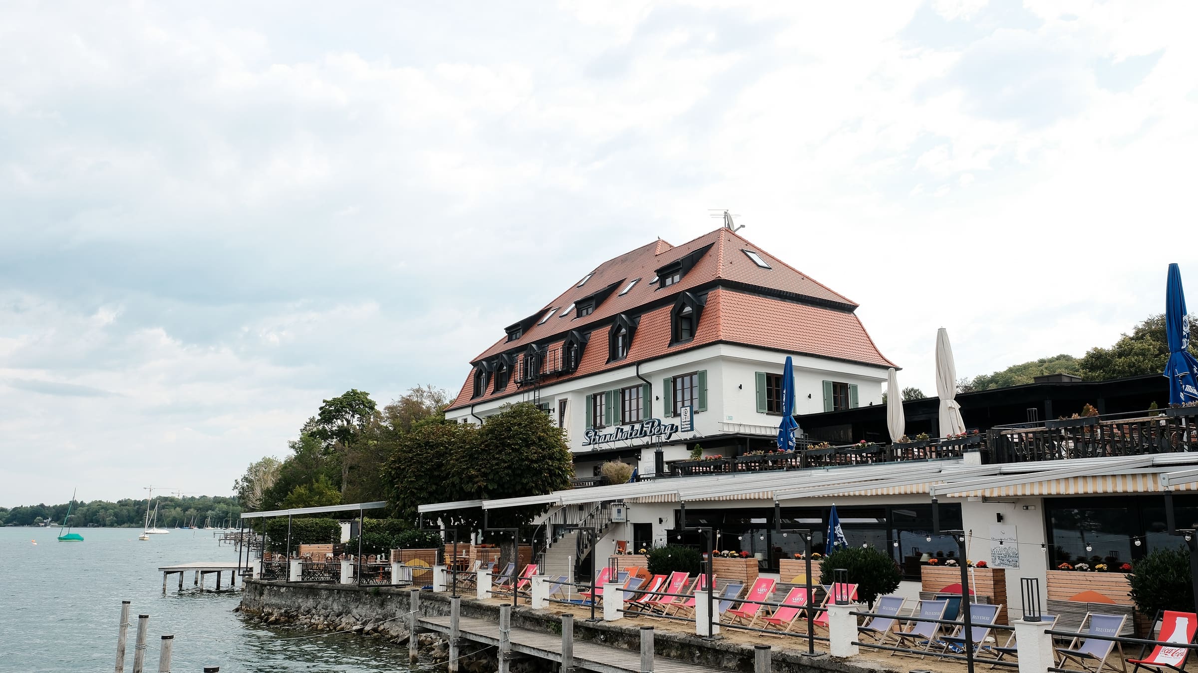 Strandhotel Berg by ALPAMI am Starnberger See mit Seeterrasse und Biergarten