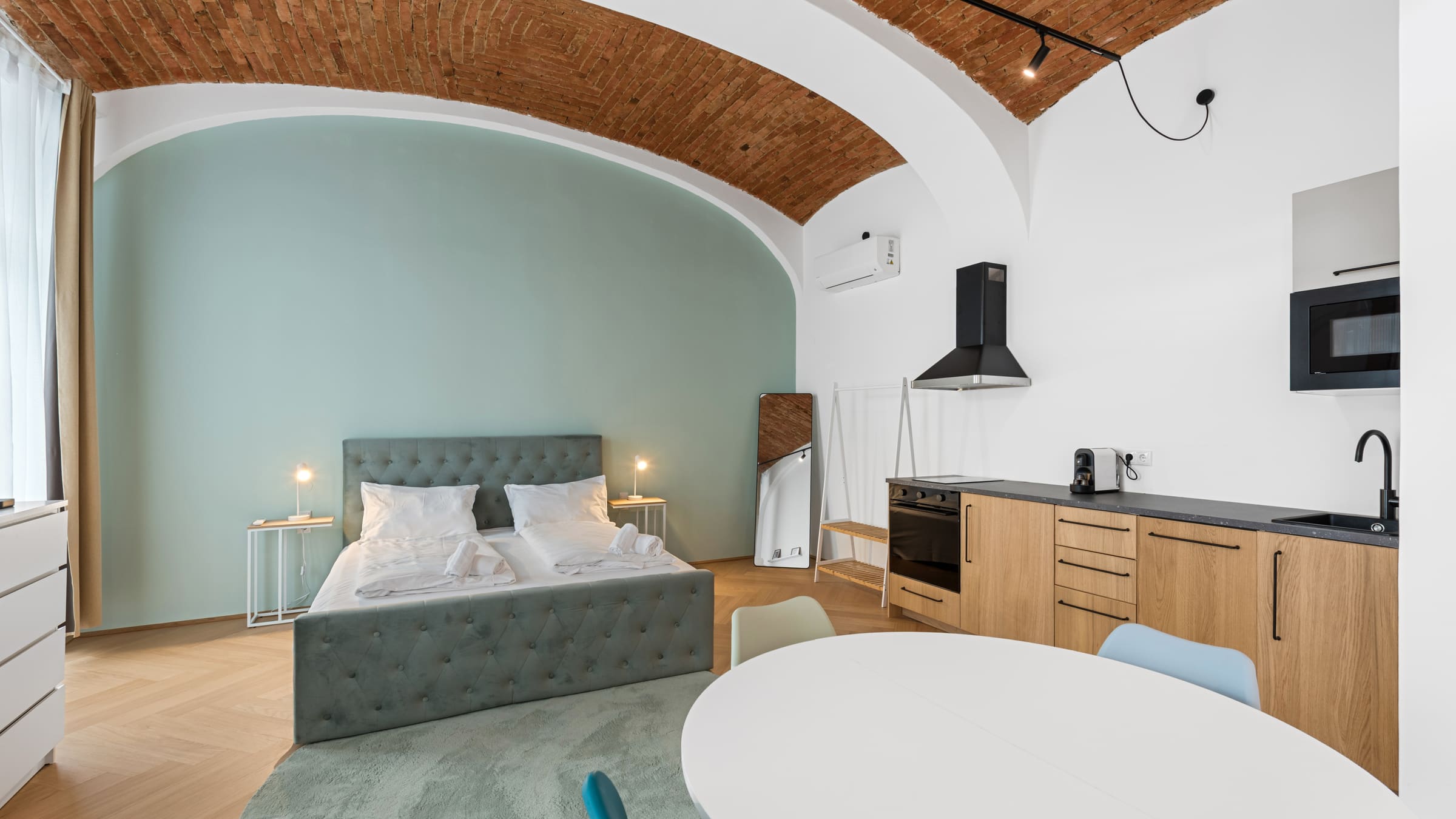 Apartment mit Ziegelgewölbe und Küche in Wien